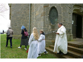 Bittprozession an der Weingartenkapelle (Foto: Karl-Franz Thiede)